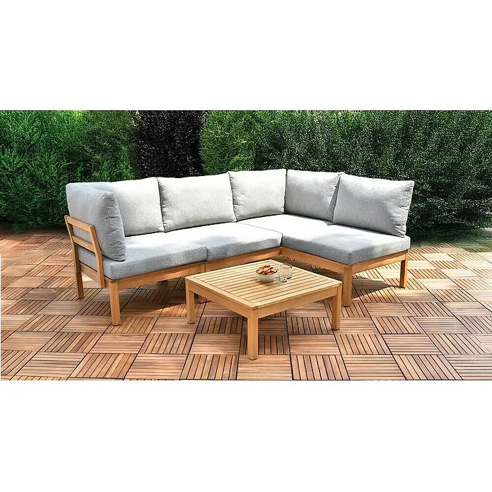 Joda Garten-Couchtisch Ballina - L x B x H: 72 x 72 x 32 cm, Eukalyptus, Natur - Elegante Gartenmöbelgarnitur mit Ecksofa und Tisch auf Holzfliesen, ideal für entspannte Stunden im Freien. Die hellgrauen Polster laden zum Verweilen ein.