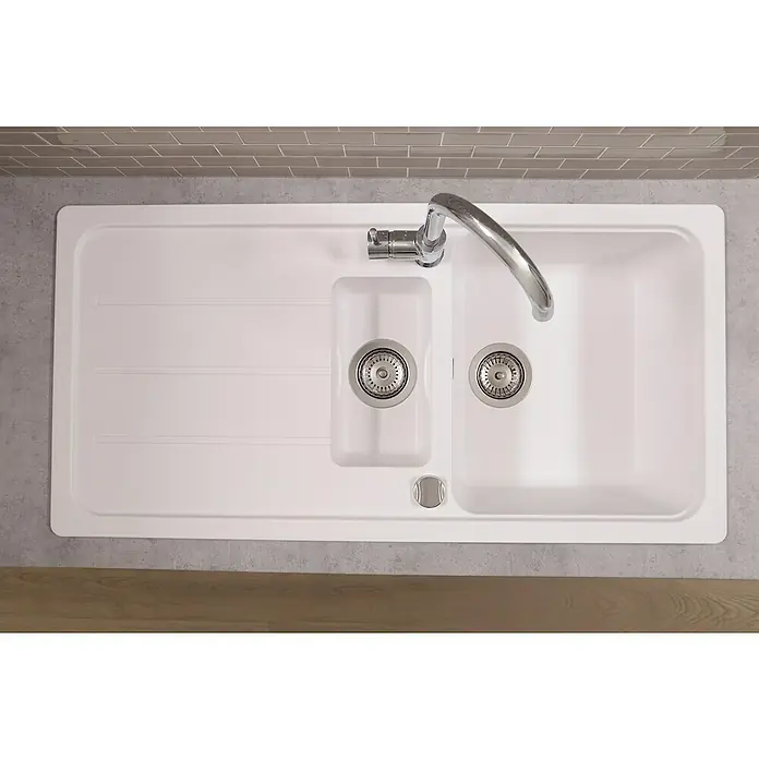 Respekta Einbauspüle Austin - 100 x 50 cm, Weiß, Anzahl Becken: 1,5 Stk. - Eine moderne, weiße Küchenspüle mit Abtropffläche, kleinem Becken und Hauptbecken unter einer Wand mit grauen Fliesen.