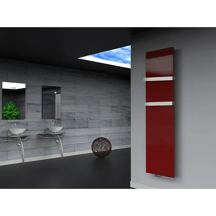 Szagato Designheizkörper Manhattan 3 - B x H: 470 x 1.800 mm, Wärmeleistung bei Vorlauftemperatur von 75 °C (D: 50): 1.118 W, Rot, Mit 2 Handtuchhalter (50 mm) - Ein roter Heizkörper mit silbernen Handtuchhaltern im modernen Badezimmerdesign, der Wärme und Stil vereint.