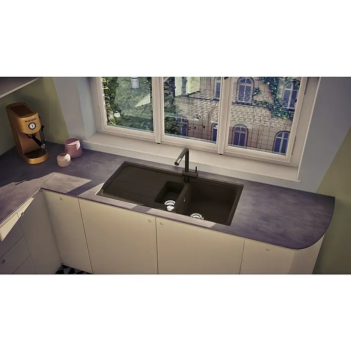 Respekta Einbauspüle Austin - 100 x 50 cm, Schwarz, Anzahl Becken: 1,5 Stk. - Schwarzes Spülbecken unter einem Fenster. Es gibt einen Wasserhahn und Abtropffläche. Die Spüle ist in eine weiße Küchentheke eingebaut.