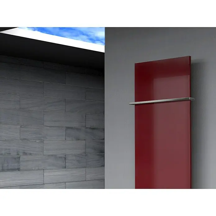 Szagato Designheizkörper Manhattan 2 - B x H: 470 x 1.200 mm, Wärmeleistung bei Vorlauftemperatur von 75 °C (D: 50): 799 W, Rot, Mit 1 Handtuchhalter (15 mm) - Ein roter Heizkörper mit einem Handtuchhalter aus Metall, montiert an einer grauen Wand in einem modernen Badezimmer.