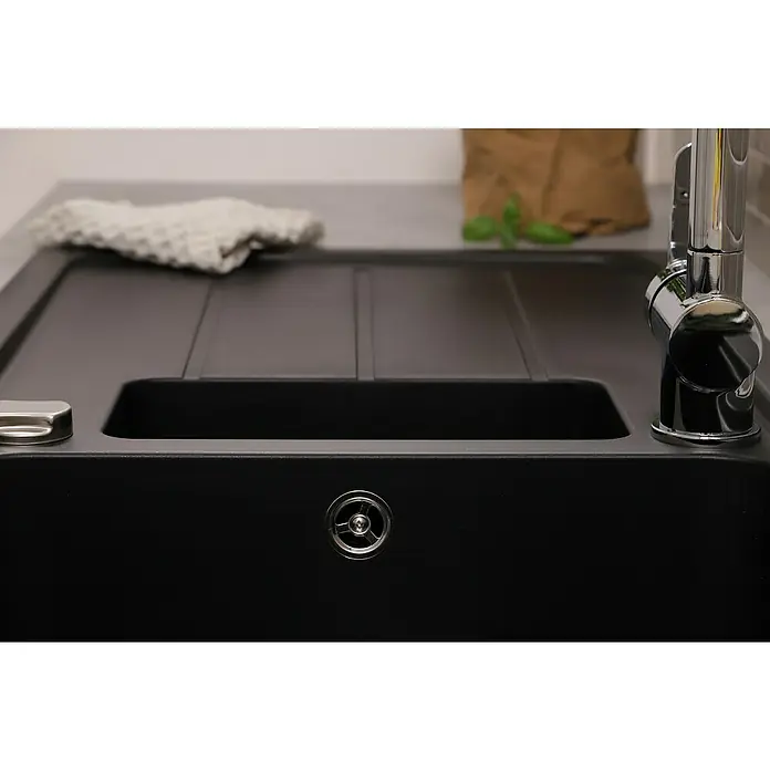 Respekta Einbauspüle Austin - 100 x 50 cm, Schwarz, Anzahl Becken: 1,5 Stk. - Nahaufnahme einer modernen schwarzen Küchenspüle mit Abtropffläche und Armatur, ideal für zeitgemäße Küchen.