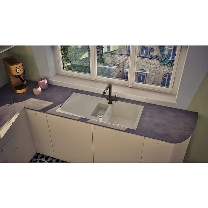 Respekta Einbauspüle Austin - 100 x 50 cm, Weiß, Anzahl Becken: 1,5 Stk. - Eine moderne Küche mit einer stilvollen Spüle unter einem Fenster, ergänzt durch eine Kaffeemaschine und dekorative Elemente.