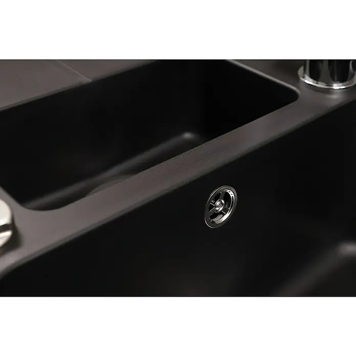 Respekta Einbauspüle Austin - 100 x 50 cm, Schwarz, Anzahl Becken: 1,5 Stk. - Nahaufnahme einer modernen schwarzen Küchenspüle mit glänzendem Abfluss und Armatur, die Funktionalität und modernes Design vereint.