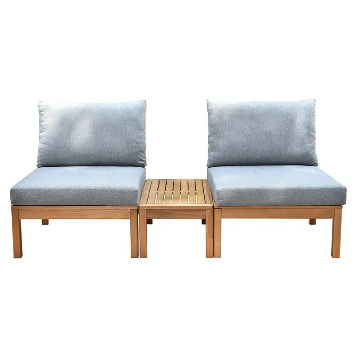 Joda Garten-Couchtisch Ballina - L x B x H: 43 x 72 x 32 cm, Eukalyptus, Natur - Die modulare Outdoor-Lounge mit zwei grauen Sitzen und einem Holztisch in der Mitte ist ideal zum Entspannen im Freien.
