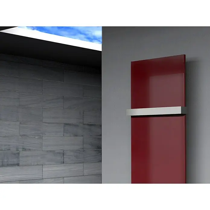 Szagato Designheizkörper Manhattan 2 - B x H: 470 x 1.200 mm, Wärmeleistung bei Vorlauftemperatur von 75 °C (D: 50): 799 W, Rot, Mit 1 Handtuchhalter (50 mm) - Elegantes Design: Ein vertikaler, rubinroter Heizkörper mit Chrom-Akzenten, der moderne Ästhetik in Ihr Badezimmer bringt.