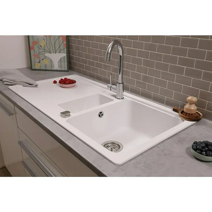 Respekta Einbauspüle Austin - 100 x 50 cm, Weiß, Anzahl Becken: 1,5 Stk. - Eine moderne Küchenspüle mit Abtropffläche, Armatur, Spülmittelspender, Spülbürste und Schälchen mit Früchten für eine stilvolle Kücheneinrichtung.