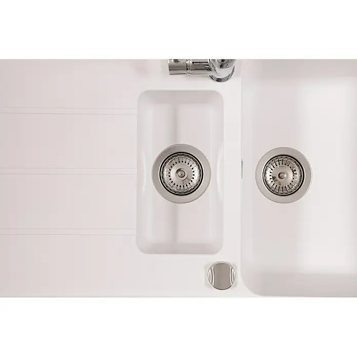 Respekta Einbauspüle Austin - 100 x 50 cm, Weiß, Anzahl Becken: 1,5 Stk. - Detailaufnahme einer weißen Küchenspüle mit zwei Becken und glänzenden Edelstahlspülenkörben. Elegantes und funktionales Design.