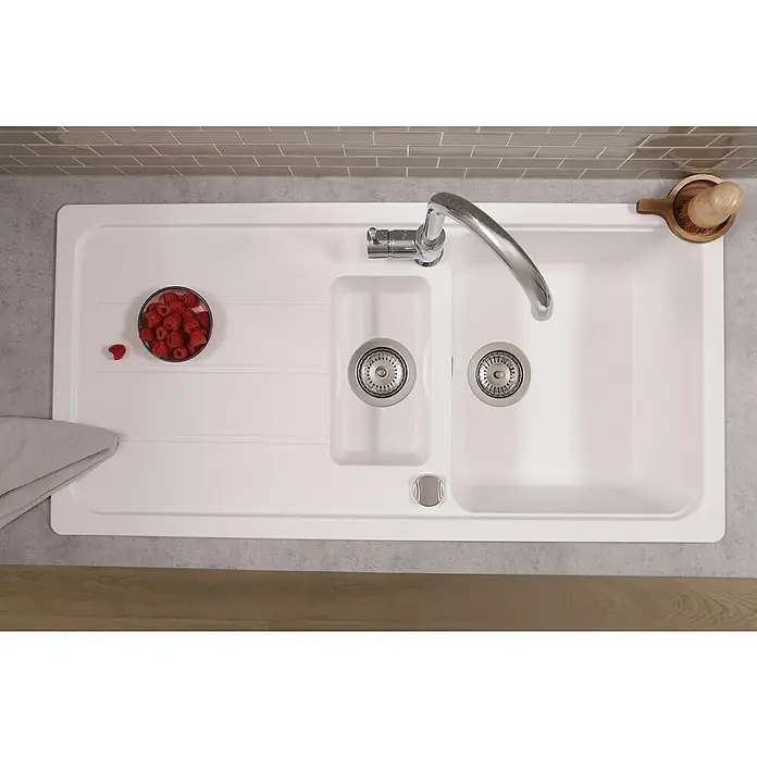 Respekta Einbauspüle Austin - 100 x 50 cm, Weiß, Anzahl Becken: 1,5 Stk. - Eine moderne weiße Küchenspüle mit Abtropffläche, zwei Becken und einem verchromten Wasserhahn, ideal für jede Küche.