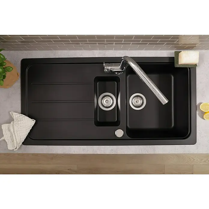 Respekta Einbauspüle Austin - 100 x 50 cm, Schwarz, Anzahl Becken: 1,5 Stk. - Einbau-Spüle mit Abtropffläche, kleinem Becken und Hauptbecken. Auf der Spüle liegen Zitrone, Seife und ein Geschirrtuch.