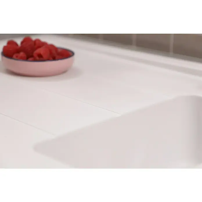 Respekta Einbauspüle Austin - 100 x 50 cm, Weiß, Anzahl Becken: 1,5 Stk. - Nahaufnahme einer Schale mit Himbeeren auf einer weißen Küchentheke, die die frischen Früchte und die saubere Umgebung betont.