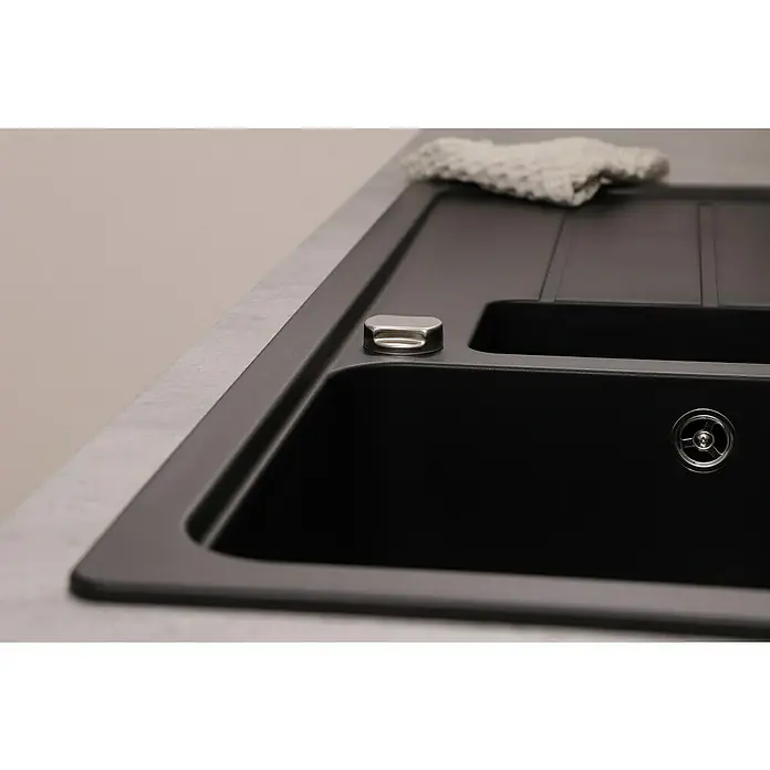 Respekta Einbauspüle Austin - 100 x 50 cm, Schwarz, Anzahl Becken: 1,5 Stk. - Nahaufnahme einer modernen, schwarzen Küchenspüle mit poliertem Abfluss und praktischem Spülmittelspender, ideal für jede moderne Küche.