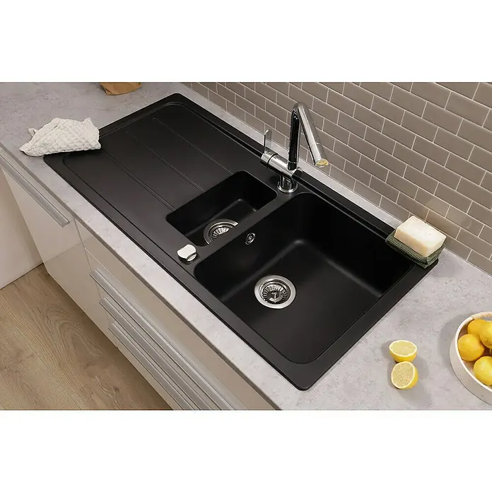 Respekta Einbauspüle Austin - 100 x 50 cm, Schwarz, Anzahl Becken: 1,5 Stk. - Küchenspüle aus schwarzem Material mit Abtropffläche, Wasserhahn und Küchenutensilien. Sie befindet sich in einer modernen Küche.