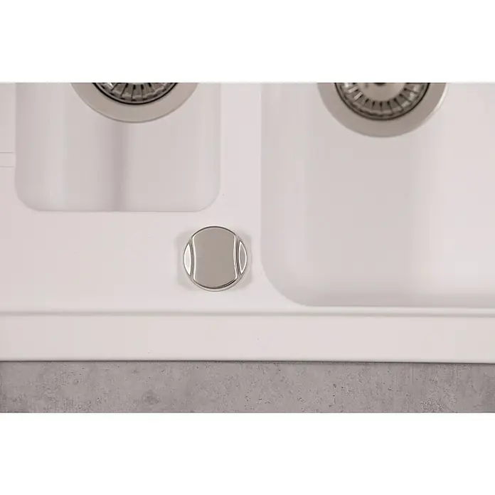 Respekta Einbauspüle Austin - 100 x 50 cm, Weiß, Anzahl Becken: 1,5 Stk. - Nahaufnahme einer weißen Spüle mit zwei Becken und einem runden, silbernen Abflussstöpsel, der das moderne Design betont.