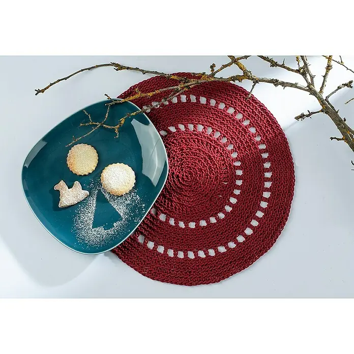 Glorex Wolle Makramee-Cotton - Bordeaux, Durchmesser: 2 mm, 250 g - Detailansicht eines Esstellers mit Gebäck auf einer roten Häkel-Tischdecke, dekoriert mit einem Zweig.