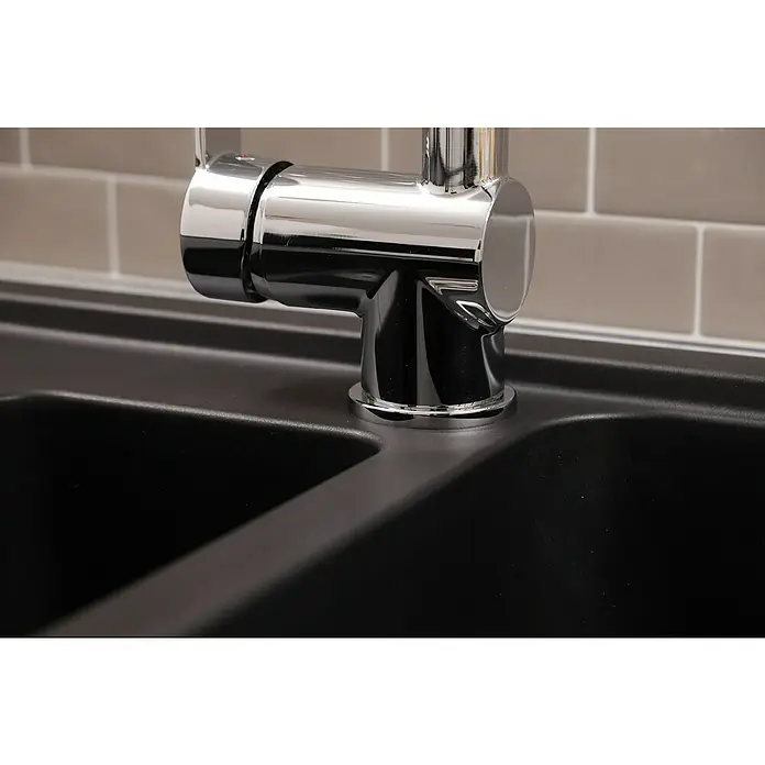 Respekta Einbauspüle Austin - 100 x 50 cm, Schwarz, Anzahl Becken: 1,5 Stk. - Nahaufnahme einer modernen Chromarmatur auf einer schwarzen Spüle vor beigen Fliesen, die ein elegantes und funktionales Designelement zeigt.