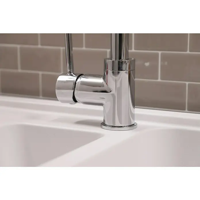 Respekta Einbauspüle Austin - 100 x 50 cm, Weiß, Anzahl Becken: 1,5 Stk. - Glänzender Chrom-Wasserhahn auf einem sauberen, weißen Waschbecken mit grauen Fliesen im Hintergrund, ein modernes Badezimmer-Detail.