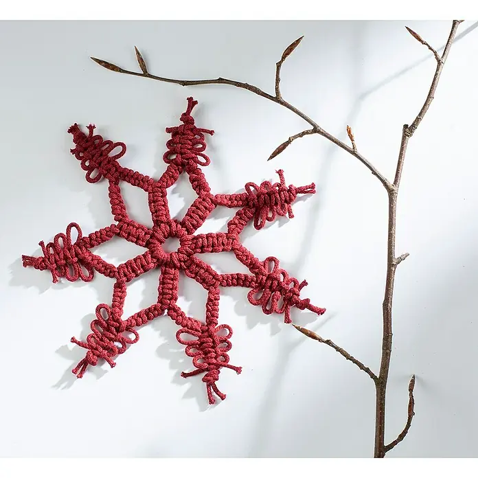 Glorex Wolle Makramee-Cotton - Bordeaux, Durchmesser: 2 mm, 250 g - Handgefertigte Makramee-Schneeflocke in Weinrot, ein festlicher Hingucker, kombiniert mit einem zarten Zweig für natürliche Eleganz.