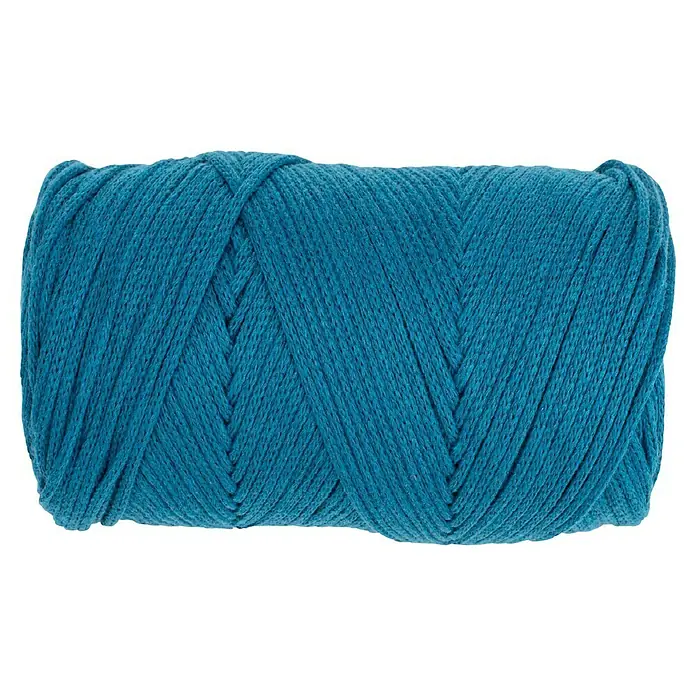 Glorex Wolle Makramee-Cotton - Türkis, Durchmesser: 2 mm, 250 g - Detailaufnahme eines petrolfarbenen Baumwollgarnknäuels, ideal für Strick- und Häkelprojekte, das eine attraktive Textur zeigt.