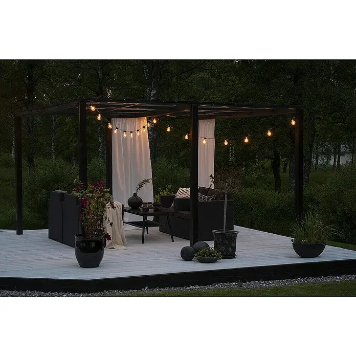 Konstsmide LED-Lichterkette - Lichtfarbe: Bernstein, Schutzart: IP44 - Stimmungsvolle Gartenlaube mit Lichterkette und Lounge-Möbeln. Gemütliche Atmosphäre für entspannte Abende im Freien, ideal zum Verweilen.