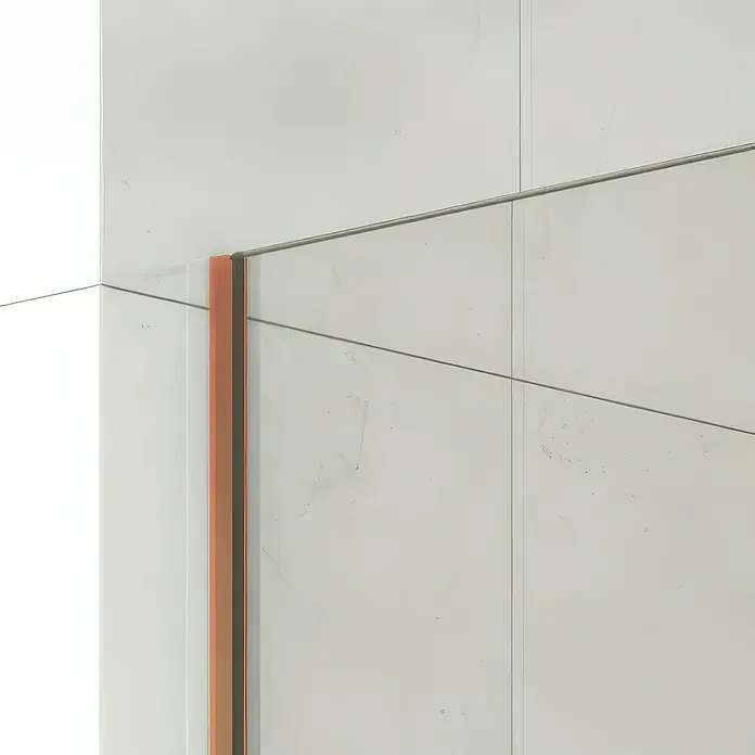 GME Mampara de ducha fija Screen Frost - An x Al: 68 x 195 cm, Vidrio serigrafiado, Cobre - Primer plano de una moderna puerta de armario blanca con detalles de color, mostrando un diseño minimalista y una artesanía de alta calidad.