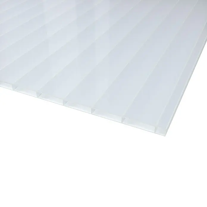 PLEXIGLAS® Acrylglas-Stegplatte Heatstop AAA SDP 16-64 - 3.000 x 1.200 x 16 mm, Acrylglas (PMMA), Cool Blue - Eine Nahaufnahme einer weißen, geriffelten Kunststoffplatte, die sich ideal für Bau- und Designprojekte eignet. Das Material ist leicht und vielseitig.