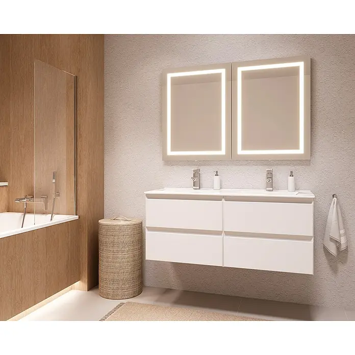 Space Lichtspiegel - 60 x 80 cm, Weiß - Ein Badezimmer mit einem Doppelwaschtisch mit beleuchteten Spiegeln und einer Badewanne mit Holzeinfassung.
