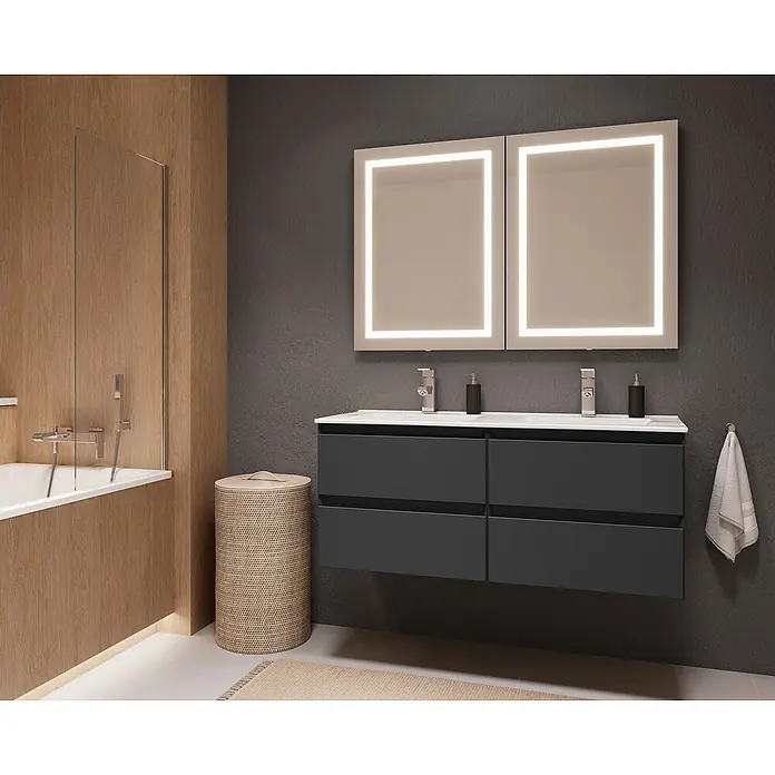 Space Waschtischunterschrank - 60 x 46 x 50 cm, Anthrazit - Badezimmer mit einem modernen Doppelwaschtischunterschrank in Grau und beleuchteten Spiegeln, dazu ein Wäschekorb in Naturtönen.
