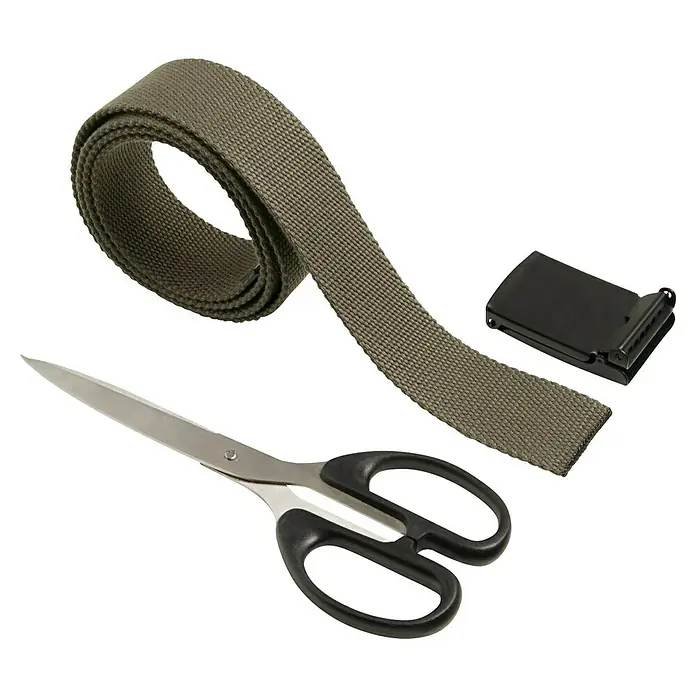 Urban Classics Gürtel - Länge: 120 cm, Olivegrün - Ein grüner Stoffgürtel liegt neben einer schwarzen Schnalle und einer Schere mit schwarzen Griffen auf einem schwarzen Hintergrund.