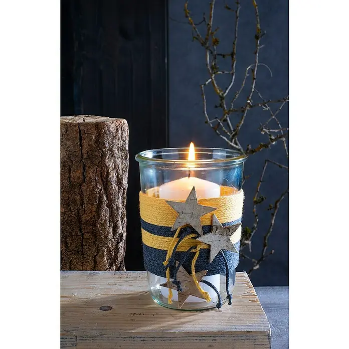 Glorex Wolle Makramee-Cotton - Gelb, Durchmesser: 2 mm, 250 g - Dekoratives Windlicht mit Kerze, verziert mit gelbem und blauem Garn sowie Holzsternen, platziert auf einem rustikalen Holztisch.