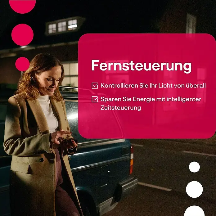 Innr Lighting Smart-LED-Lampen Set Spot White - GU10, Dimmbar, Warmweiß, 460 lm, 4,9 W, 2 Stk. - Frau nutzt die Fernbedienung für intelligente Lichtsteuerung, um Energie zu sparen und das Licht von überall zu kontrollieren.