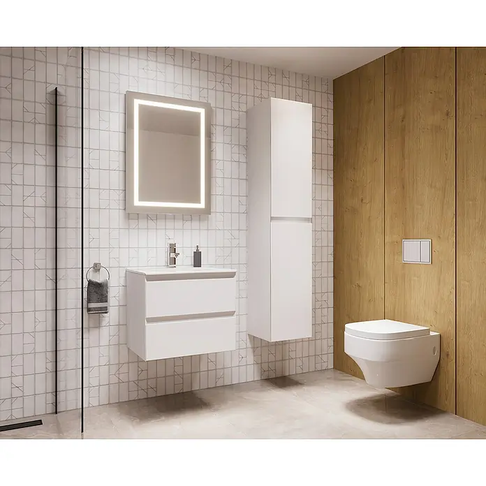 Space Lichtspiegel - 60 x 80 cm, Weiß - Elegantes Badezimmer mit einem wandhängenden WC, einem Waschtisch mit Unterschrank und einem Spiegelschrank mit Beleuchtung.