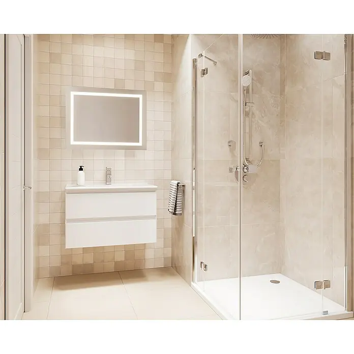 Space Lichtspiegel - 60 x 80 cm, Weiß - Modernes Badezimmer mit begehbarer Dusche, Waschtisch und beleuchtetem Spiegel. Helle Fliesen sorgen für eine freundliche Atmosphäre.