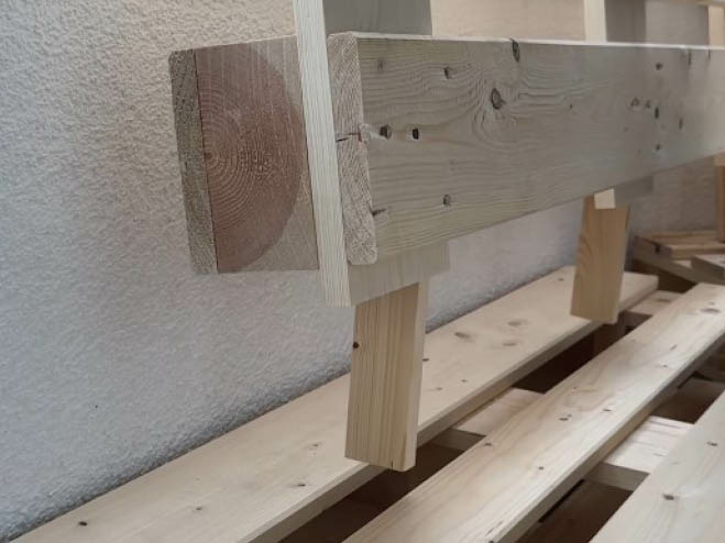 Die selbstgemachte Rücklehne wird in die Sitzganitur gesteckt