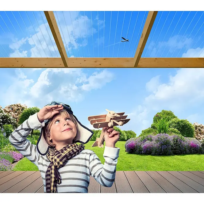 PLEXIGLAS® Acrylglas-Stegplatte Resist AAA SDP 16-64 - 3.000 x 1.200 x 16 mm, Acrylglas (PMMA), Transparent - Ein Kind mit einer Spielzeugflugzeug unter einem transparenten Terrassendach, das einen Blick auf den blauen Himmel und ein echtes Flugzeug ermöglicht.