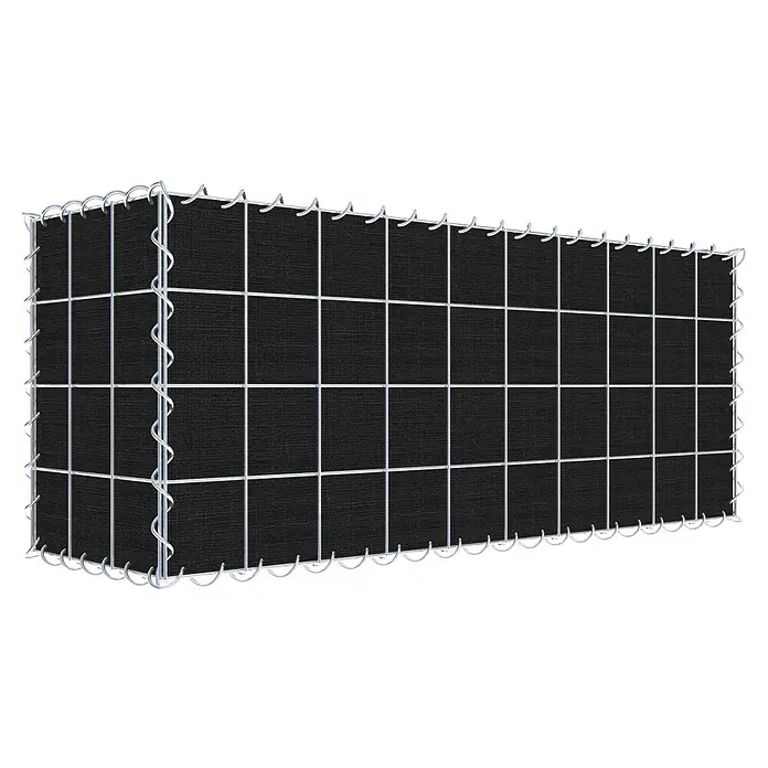 Gabiona Gabione - 100 x 30 x 40 cm, Maschenbreite: 10 cm, Maschenhöhe: 10 cm, Bepflanzbar - Ein Gabionenzaun-Element mit dunkler Füllung und einem stabilen, silberfarbenen Drahtgitter, ideal für Sichtschutz und Lärmschutz im Garten.