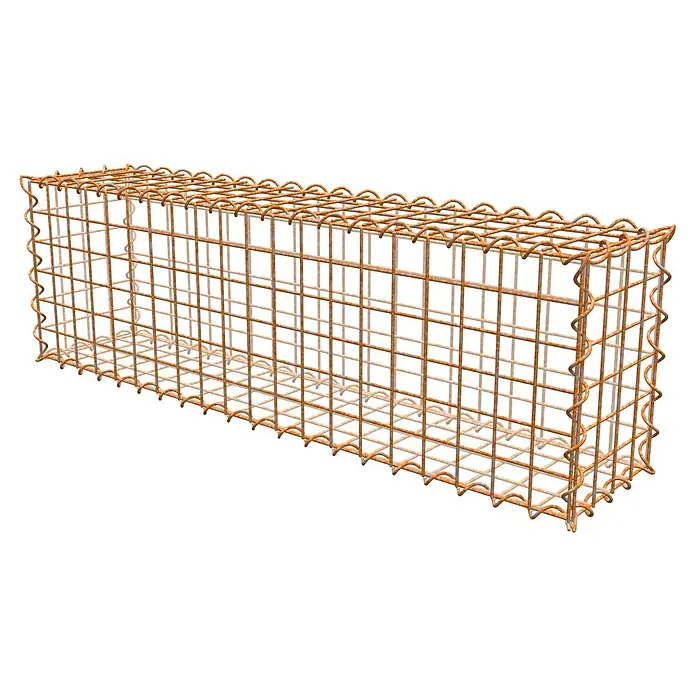Gabiona Gabione - 100 x 20 x 30 cm, Maschenbreite: 5 cm, Maschenhöhe: 5 cm, Unverzinkt - Das Bild zeigt einen Gabionenkorb aus rostigem Draht, der für den Garten- und Landschaftsbau verwendet wird, um Steine oder andere Materialien zu halten.