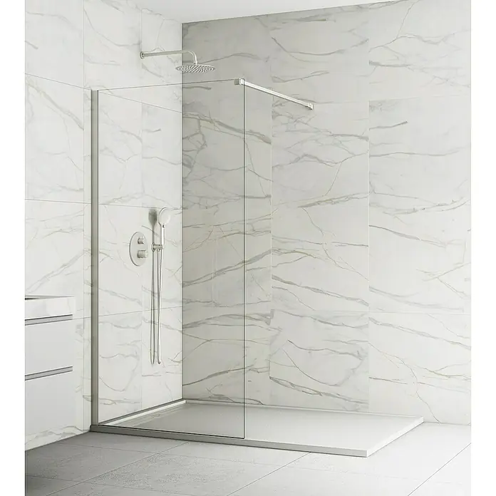 GME Mampara de ducha fija Screen Nickel - An x Al: 73 x 195 cm, Nickel - Elegante baño con una moderna ducha sin cabina con paneles de vidrio transparente y azulejos de mármol. Los accesorios de la ducha son plateados, integrándose perfectamente.