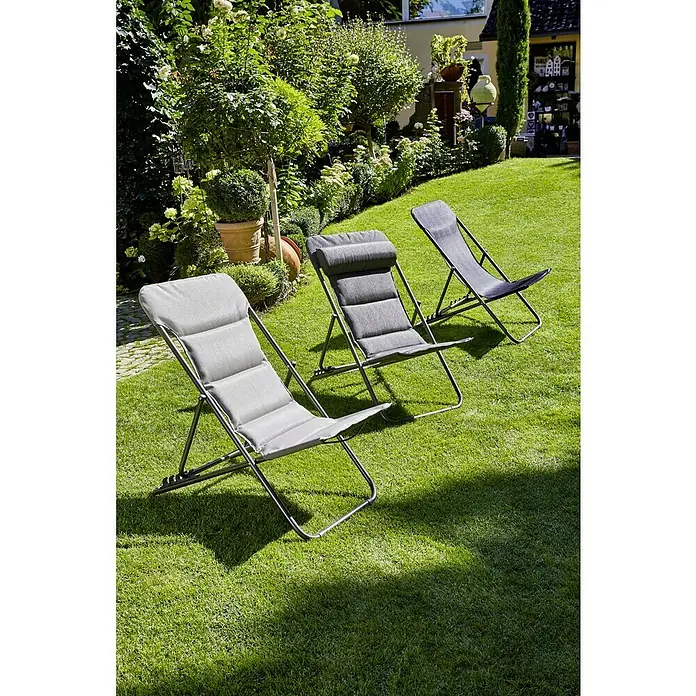 Sunfun Garten-Liegestuhl - Schwarz, Klappbar - Drei graue Relaxliegen aus Metall und Stoff stehen auf einer grünen Wiese im Garten. Sie bieten Komfort und Entspannung im Freien.