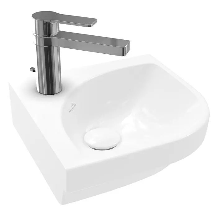 Villeroy & Boch Subway 3.0 Eckwaschbecken - 32 x 32 cm, Mit schmutzabweisender Glasur, Hahnloch: Mitte, Ohne Überlauf, Weiß Alpin, Dreieckig - Das Bild zeigt ein modernes Waschbecken mit einem eleganten Chromhahn, ideal für ein stilvolles Badezimmer.