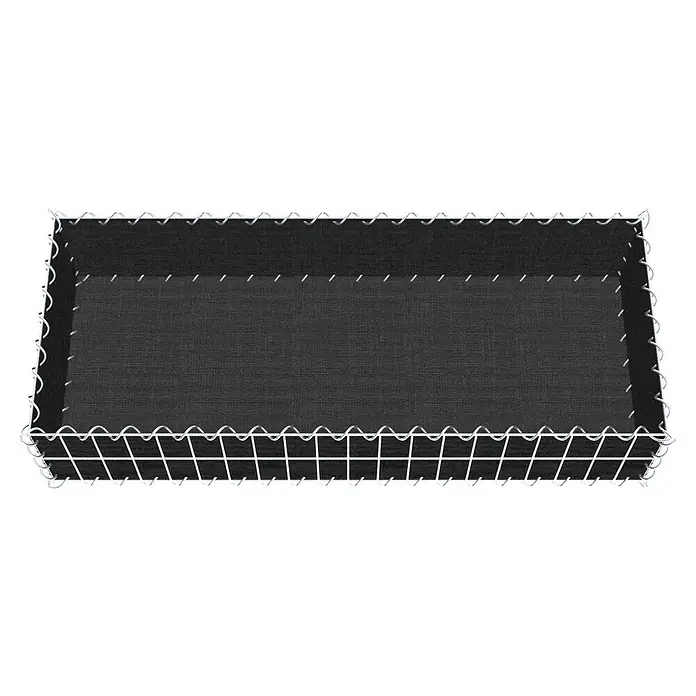 Gabiona Gabione - 100 x 40 x 20 cm, Maschenbreite: 5 cm, Maschenhöhe: 10 cm, Bepflanzbar - Aufnahme einer schwarzen Gabione mit einem gewebten Netzmuster und einem stabilen Drahtrahmen, ideal für dekorative oder funktionale Zwecke.