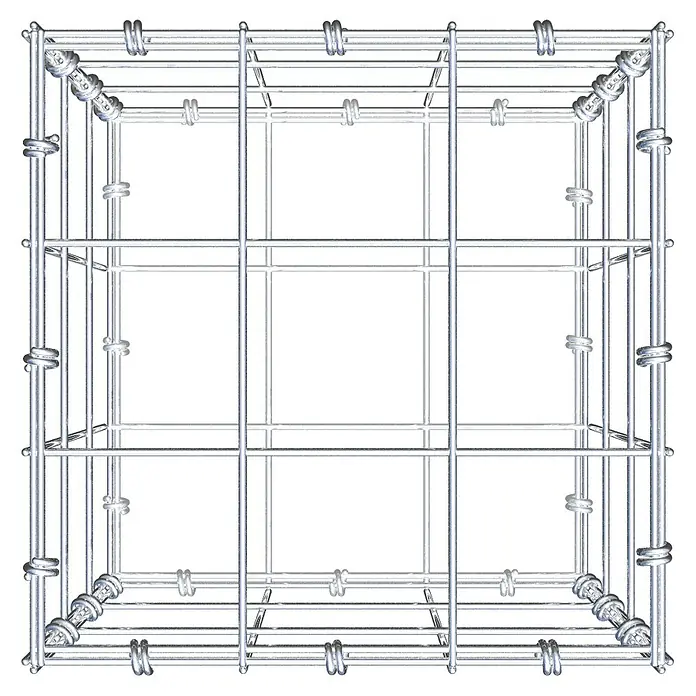 Gabiona Gabione - 30 x 30 x 30 cm, Maschenbreite: 10 cm, Maschenhöhe: 10 cm - Nahaufnahme eines silberfarbenen Drahtwürfels mit komplizierten Verbindungsstücken, der ein modernes, abstraktes Design zeigt.