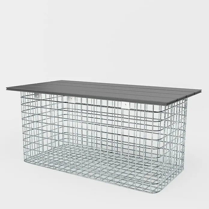 Gabiona Gabionenbank - 102 x 52 x 50 cm, Maschenbreite: 5 cm, Maschenhöhe: 5 cm - Das Bild zeigt eine Gabionenbank mit einer grauen Holzplatte. Der Drahtkorb ist leer und steht vor einem weißen Hintergrund.