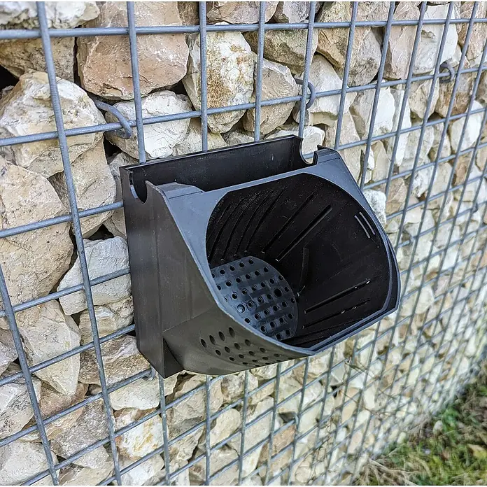 Gabiona Pflanztopf - Kunststoff, Anthrazit - Schwarzer Pflanzkasten zur Wandmontage mit Drainagelöchern. Ideal für die vertikale Gartenarbeit an Gabionenwänden.