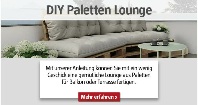 Selbstgemachte Paletten Lounge mit grauen Kissen am Balkon