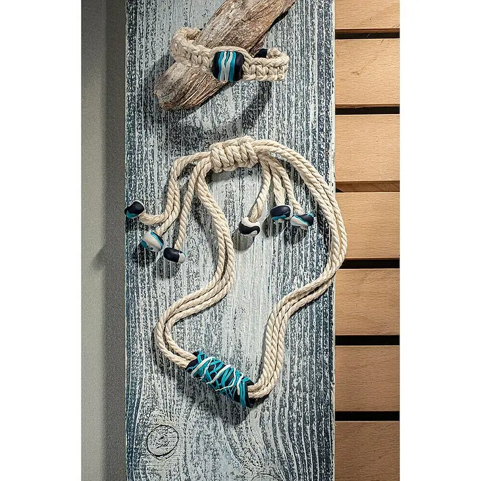 Glorex Wolle Makramee-Cotton - Taupe, Durchmesser: 2 mm, 250 g - Dekorative Wandkunst mit Seil, Holz und blauen Akzenten. Handgefertigtes Design für ein maritimes Flair im Wohnraum.
