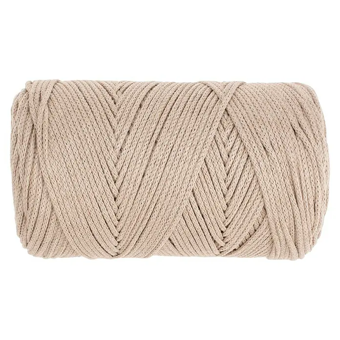 Glorex Wolle Makramee-Cotton - Taupe, Durchmesser: 2 mm, 250 g - Detailaufnahme eines Knäuels beiger Makramee-Kordel, ideal für DIY-Projekte und Handwerksarbeiten.