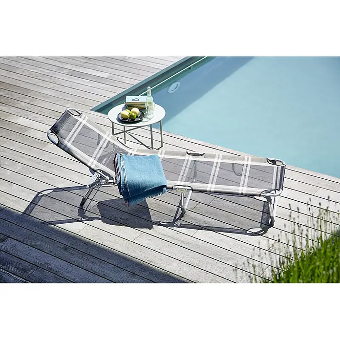 Sonnenliege - Anthrazit/Grau - Ein grauer Liegestuhl mit Tisch und Decke am Pool. Entspannung pur mit diesem stilvollen Gartenmöbelset.