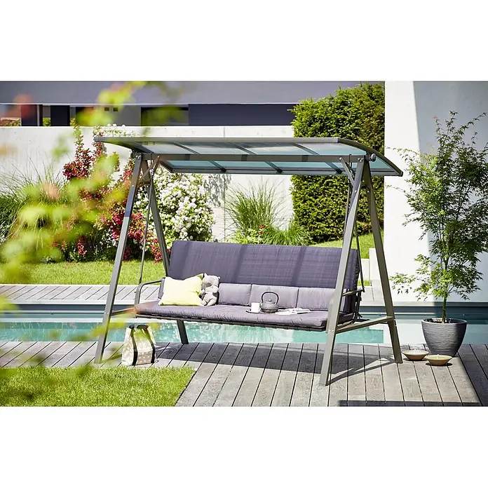 Sunfun Maja Hollywoodschaukel - B x T x H: 235 x 135 x 182 cm, Stahl, Anthrazit, Liegefunktion - Eine stilvolle Hollywoodschaukel mit grauem Gestell und bequemen Polstern im Garten neben einem Pool.