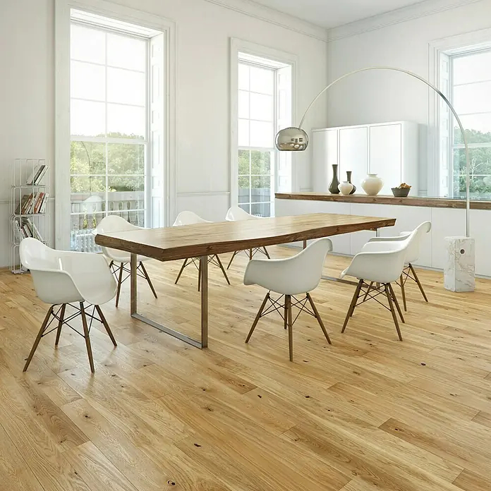 Parkett Eiche Country - L x B x S: 2.200 x 180 x 14 mm, 1-Stab - Einladender Essbereich mit einem Holztisch, stilvollen weißen Stühlen und einem eleganten Bogenlampe, der eine warme Atmosphäre schafft.
